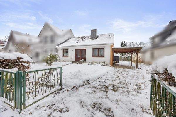 Garten mit Hausfront