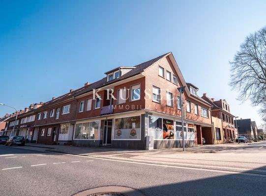 Das Mehrfamilienhaus verfügt über drei separate Eingänge für die jeweiligen Gewerbe und Wohneinheiten  