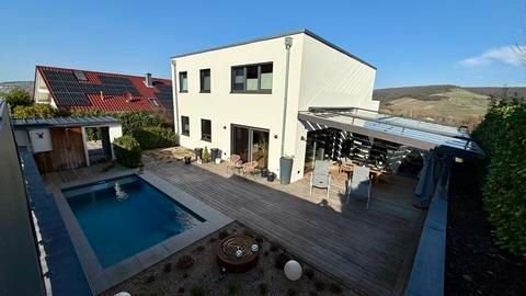 Rückansicht und Pool.jpg