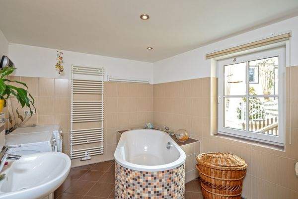 Das moderne Bad mit freistehender Badewanne