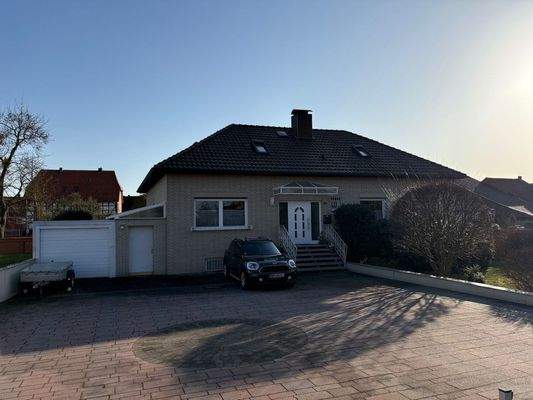 Vorderseite mit Eingangsbereich und Garage