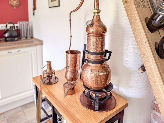Destille als Blickfang in der Küche