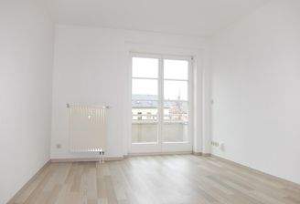 Wohnzimmer mit Balkon