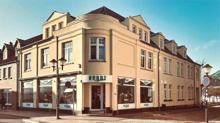 strassenseitige Gebäudeansicht