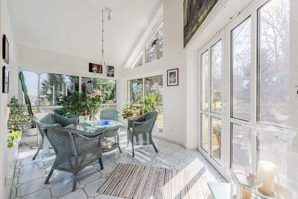 Transparenter Rückzugsort mit Blick ins Grüne