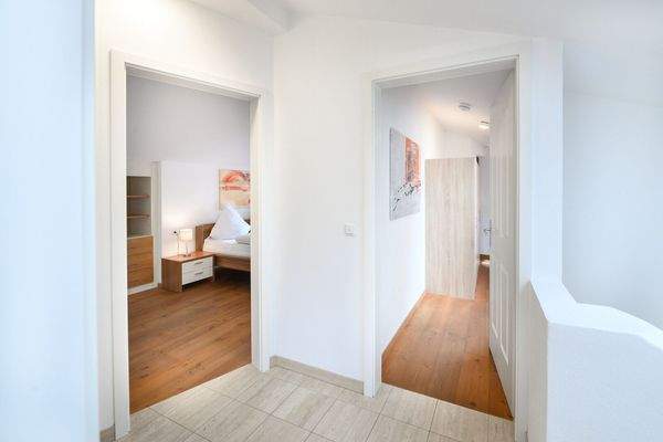 Blick Richtung (Schlaf-)Zimmer m. Dielenboden | OG