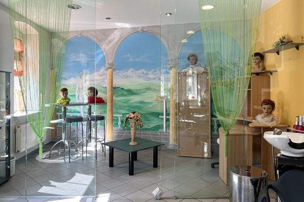 Mit Glasfront abgeteilter Ladenbereich