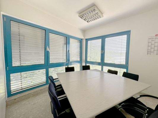 Besprechungsraum mit Bodentiefen Fenstern