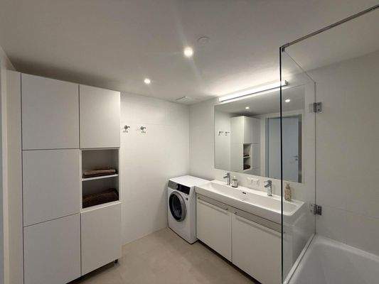 Bad mit Duschwanne, Bademöbel und Waschmaschine