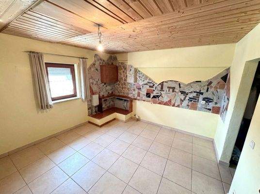 Vielseitig nutzbarer Hobbyraum mit dekorativer Steinwand