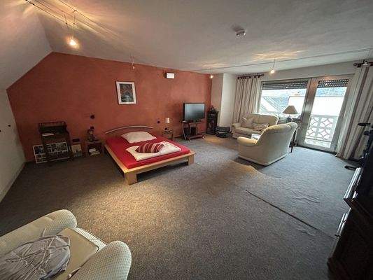 2. OG/DG:  drei Zimmer u. Bad insge. ca. 87 qm 