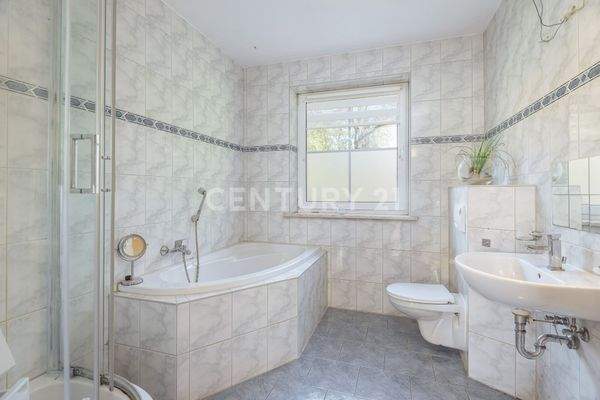 Tageslichtbad mit Badewanne