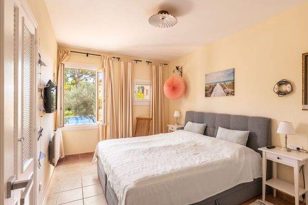 Helles Schlafzimmer mit Blick in den Garten