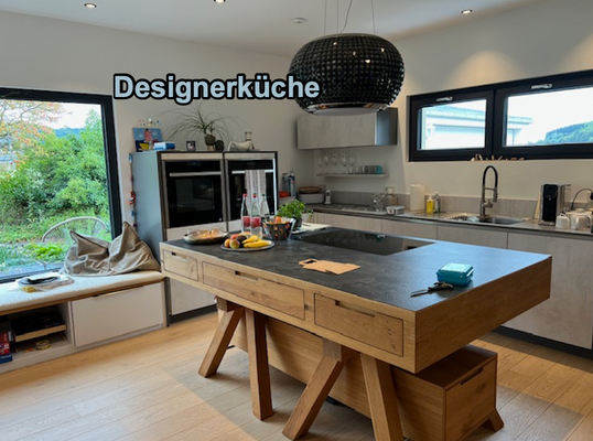 Sitzfenster und Designerküche (Kochinsel)