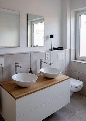 Bad - Waschtisch mit Stauraum