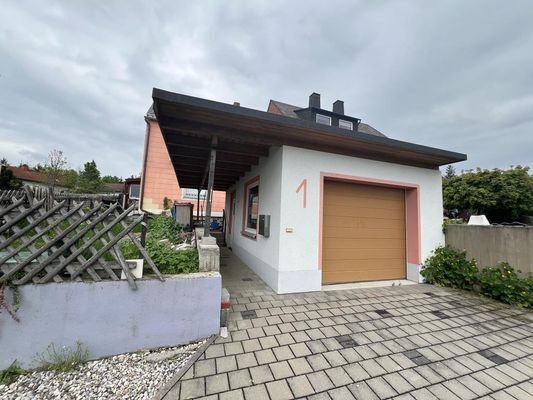 Zufahrt mit Garage