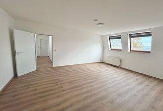 Helle Wohnung mit Holzoptik