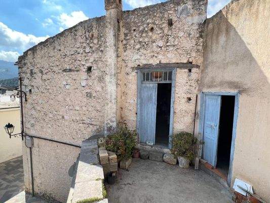 Kreta, Kritsa: Großes Gebäude im Dorfzentrum, ideal für gewerbliche und Wohnnutzung