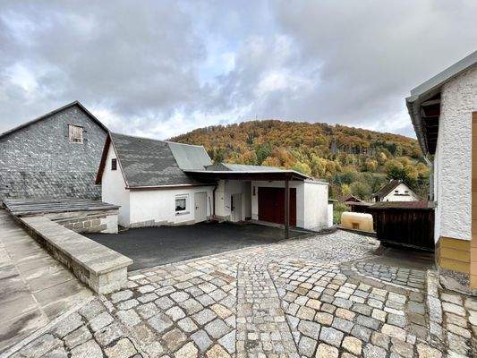 Zufahrt Garage und Werkstatt hinterm Haus