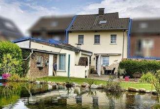Haus mit Gartenteich