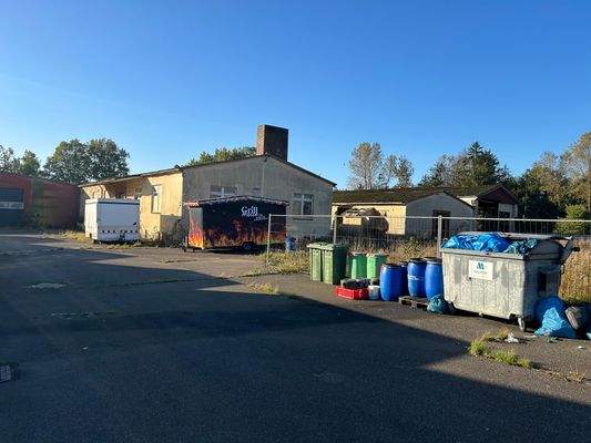 Grundstück mit Gewerbehallen 