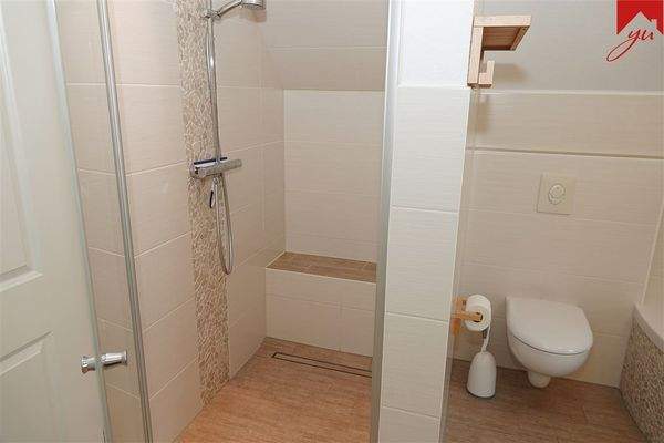 Badezimmer mit ebenerdiger Dusche