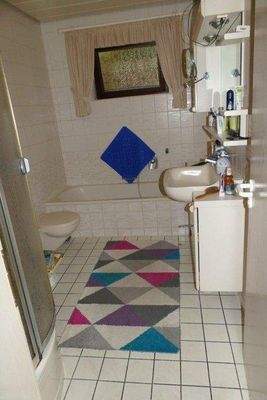 Bad mit Dusche und Wanne