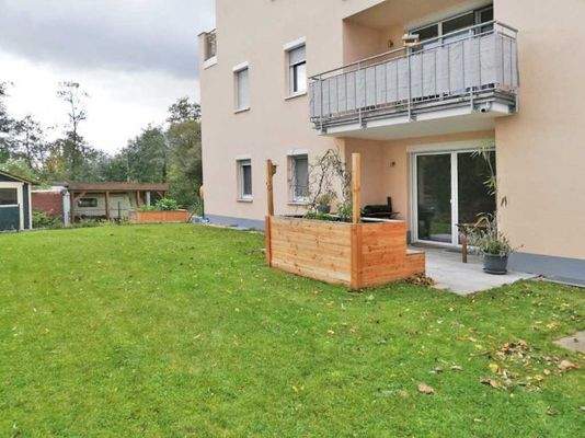 ...teil-überdachte Terrasse...