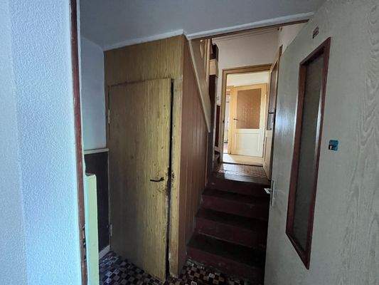 Treppenhaus mit Blick auf Kellertür.JPG