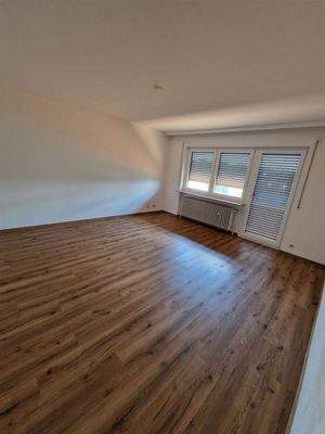 Wohnzimmer mit Zugang zum Balkon