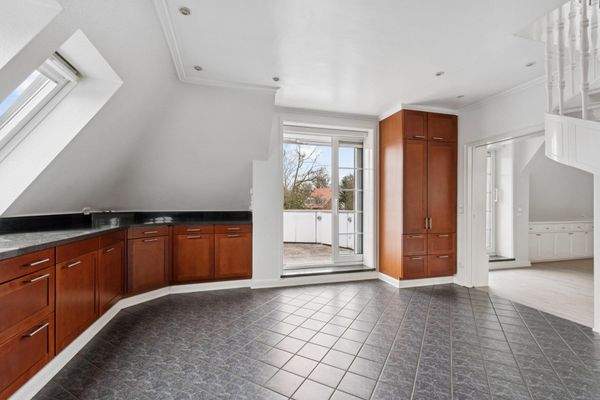 Große Wohnküche mit Zugang auf die Dachterrasse in Südausrichtung