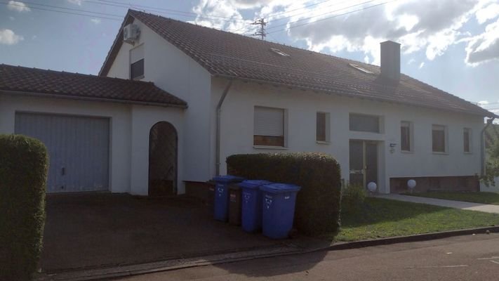 vordere Ansicht mit Garage