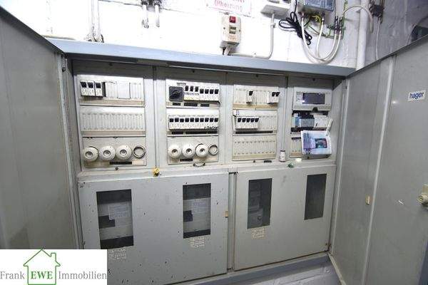 Stromkasten, Wohn- und Geschäftshaus