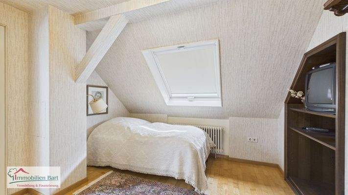 Schlafzimmer DG mit sep. Badezimmer