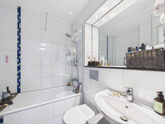 Modernes neues Bad mit Badewanne!