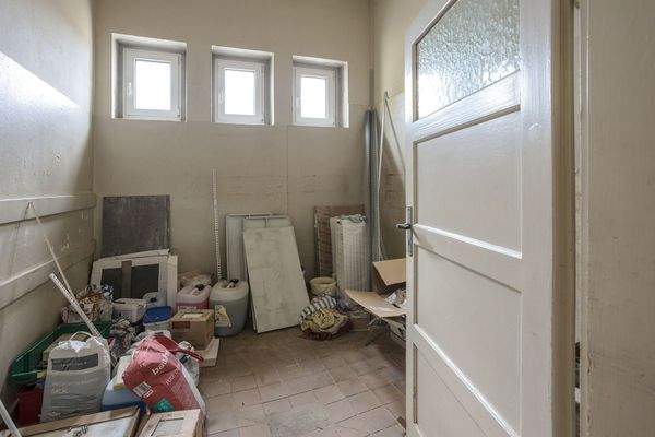 Gewerbeeinheit links