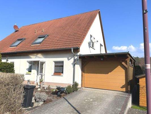 Hausansicht mit Eingang und Zufahrt Carport