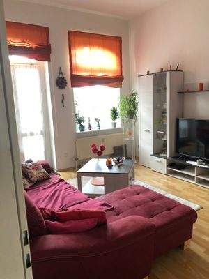 Wohnzimmer mit rotem Sofa