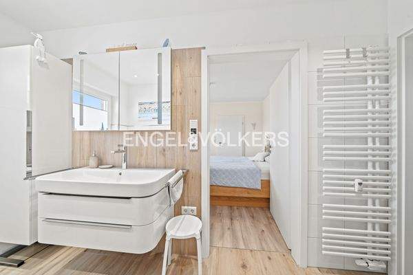 Badezimmer mit angrenzendem Schlafzimmer