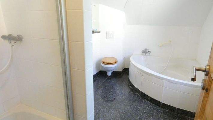 Vollbad mit Fenster im DG