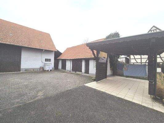 großzügiger Hof und Parkplätze