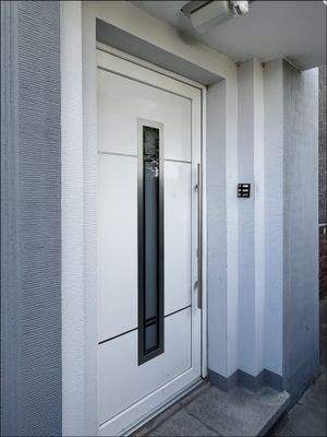 Eingangsbereich mit erneuerter Haustür