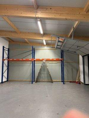 Lagerraum mit Hochregal