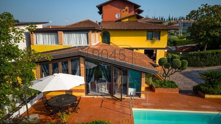 Anwesen mit 5 Wohneinheiten und Pool in ruhiger Lage in Peschiera del Garda - Gardasee