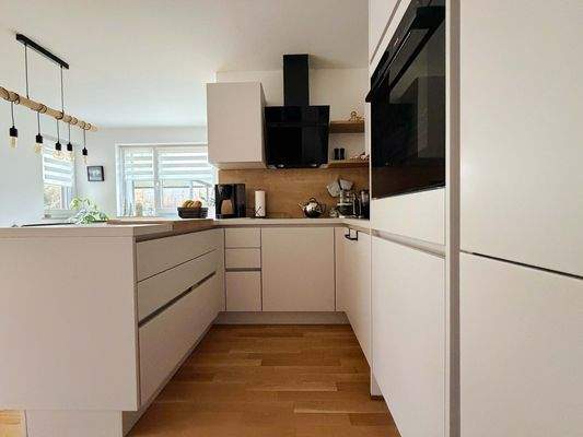 Die moderne Küche wird mit Licht und klaren Linien zum Herzstück für kulinarische Momente