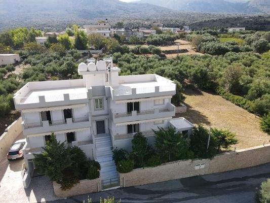 Kreta, Argouli: Zweistöckiges Haus mit Keller zu verkaufen