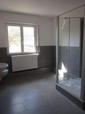 Top modernes, großes Duschbad