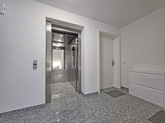 Hochwertiges Treppenhaus mit Aufzug