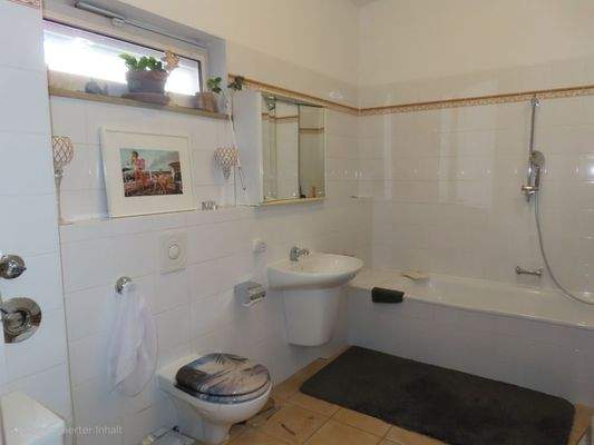 Bad mit Fenster u Wanne