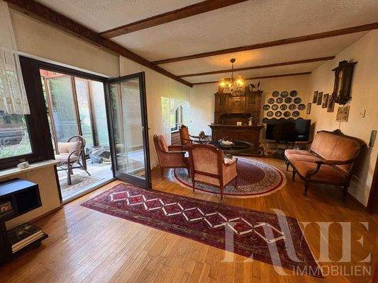 Wohn-Esszimmer mit Ausgang zum Garten